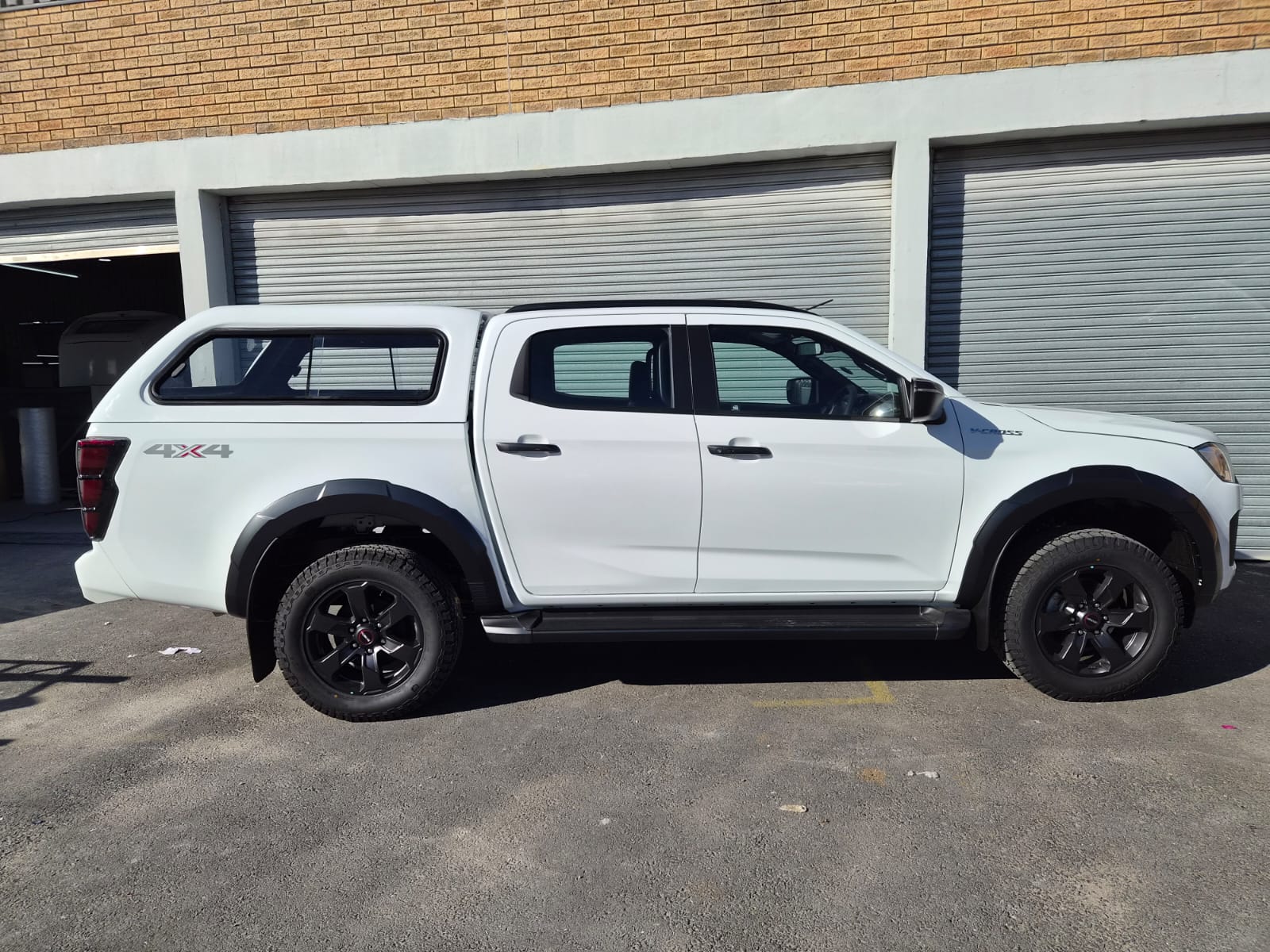 Isuzu Gen 7v2 Double Cab Roadrunner-Canopy-Isuzu-White-AndyCab
